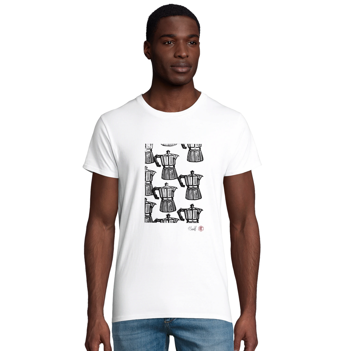 Model wearing T-shirt “Moka”, white, men’s cut – front view