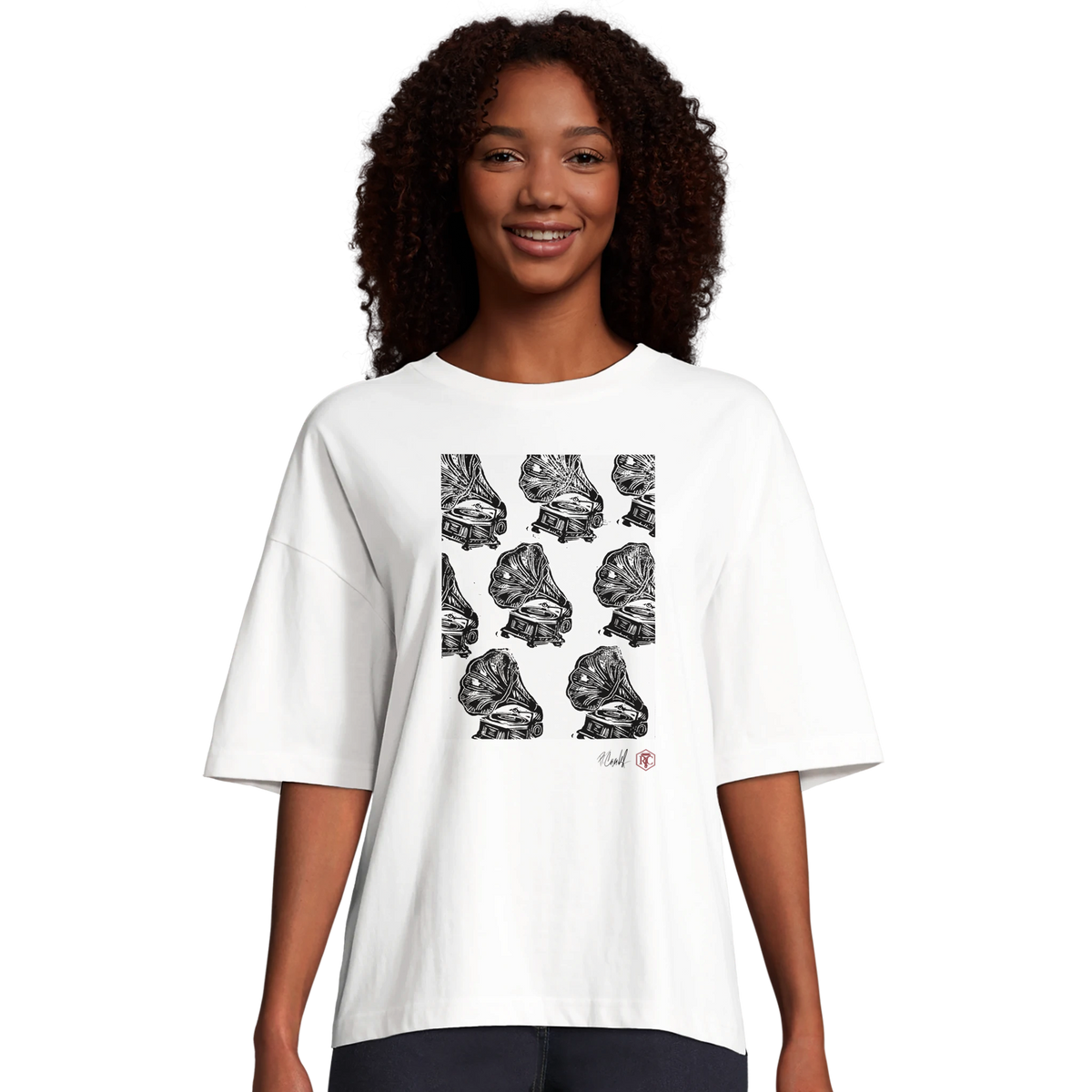 Model wearing T-shirt “Gramophones”, white, women’s cut – front view