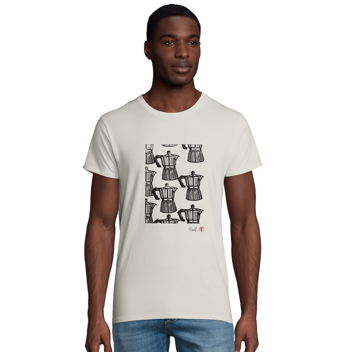 Model wearing T-shirt “Moka”, ash grey, men’s cut – front view