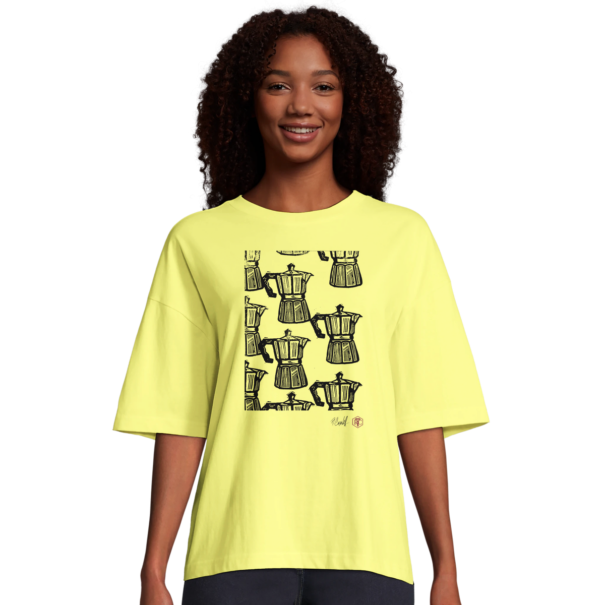 Model wearing T-shirt “Moka”, light yellow, women’s cut – front view