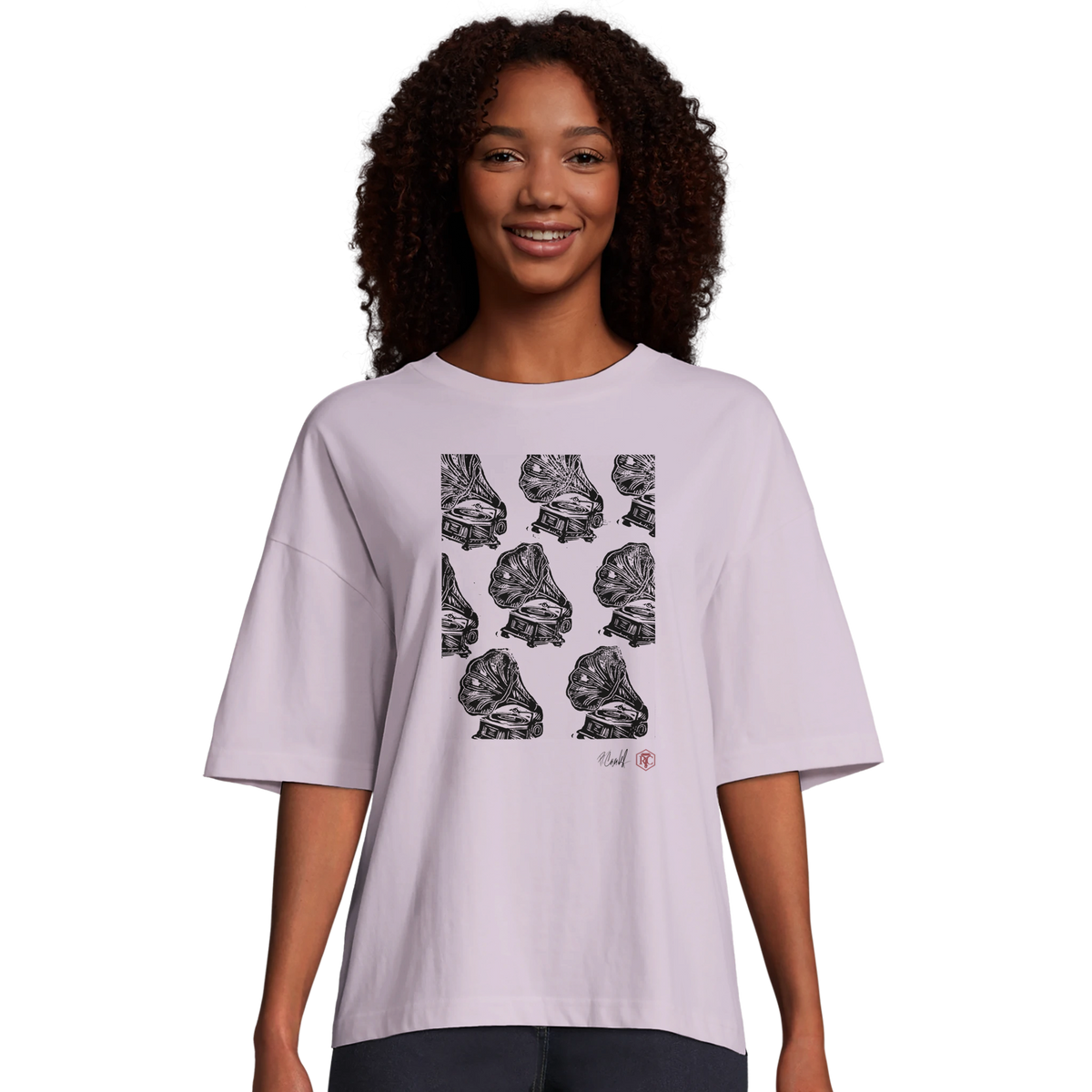 Model wearing T-shirt “Gramophones”, lilac, women’s cut – front view