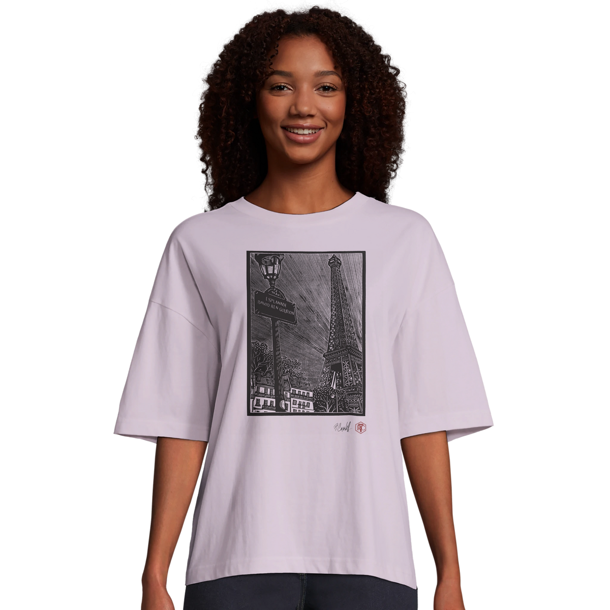 Model wearing T-shirt “Esplanade, Paris”, lilac, women’s cut – front view