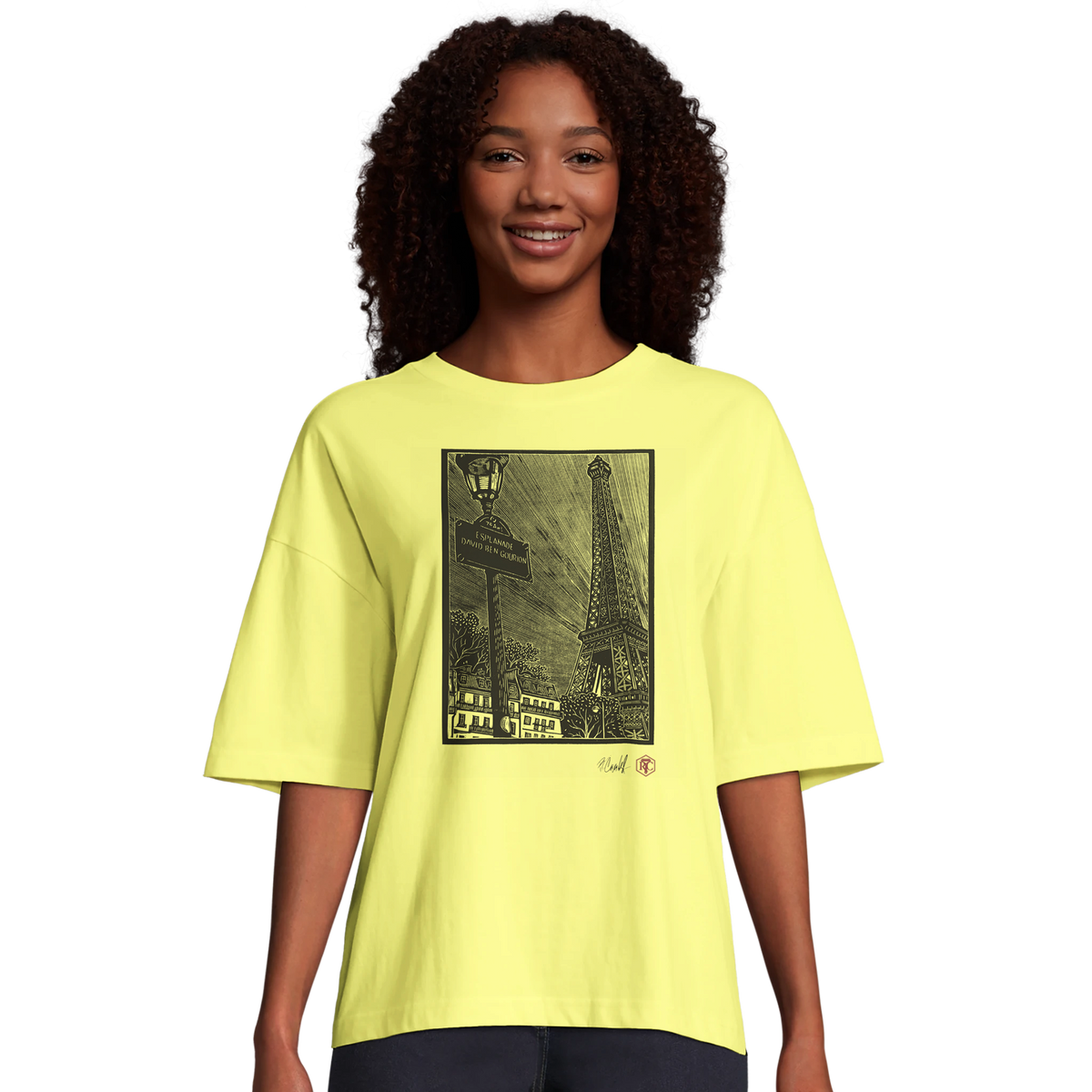 Model wearing T-shirt “Esplanade, Paris”, light yellow, women’s cut – front view