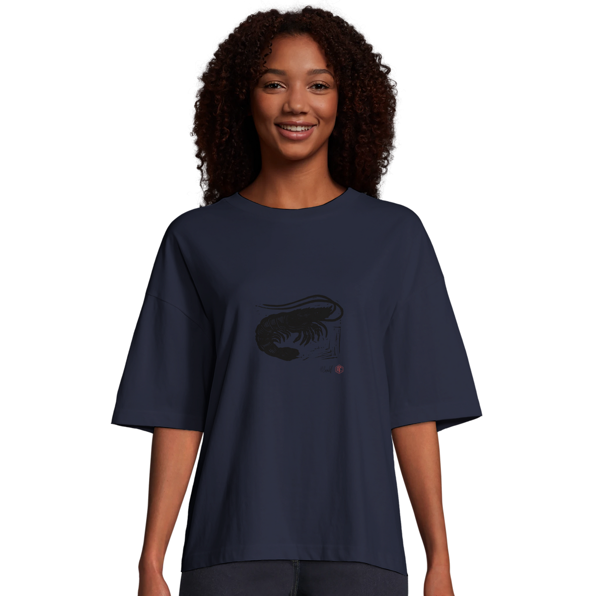 Model wearing T-shirt “Shrimp”, navy blue, women’s cut – front view