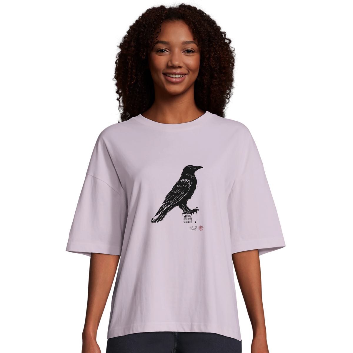 Model wearing T-shirt “Raven”, lilac, women’s cut – front view