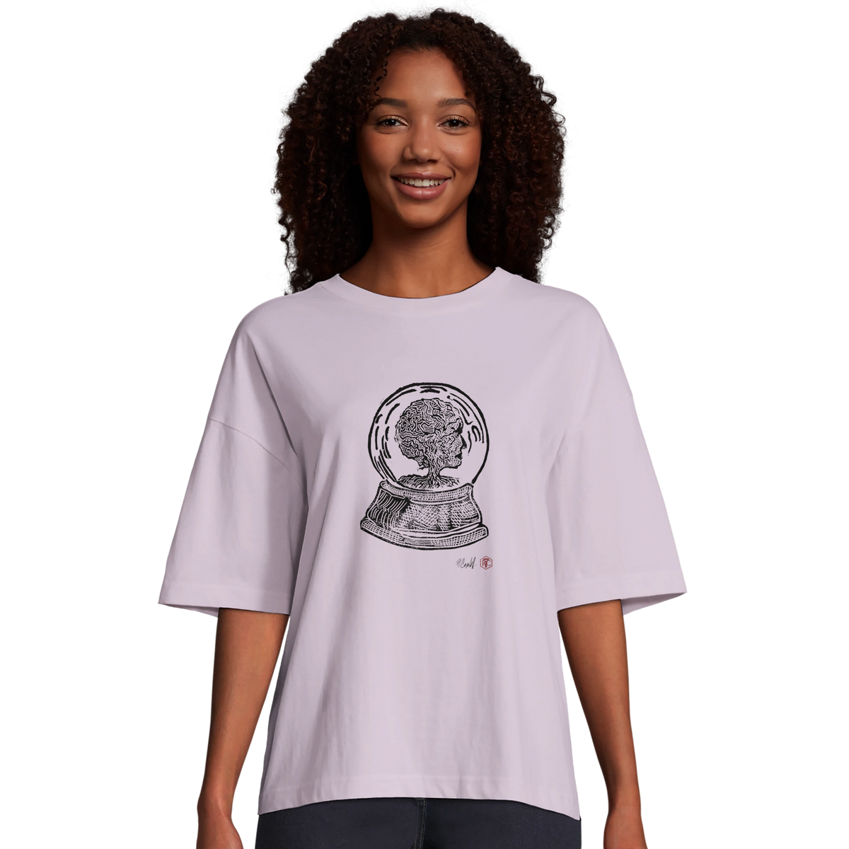 Model wearing T-shirt “Snow Globe Tree”, lilac, women’s cut – front view