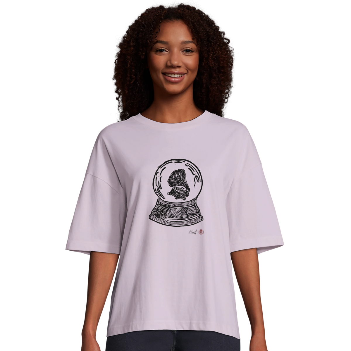 Model wearing T-shirt “Snow Globe Gramophone”, lilac, women’s cut – front view