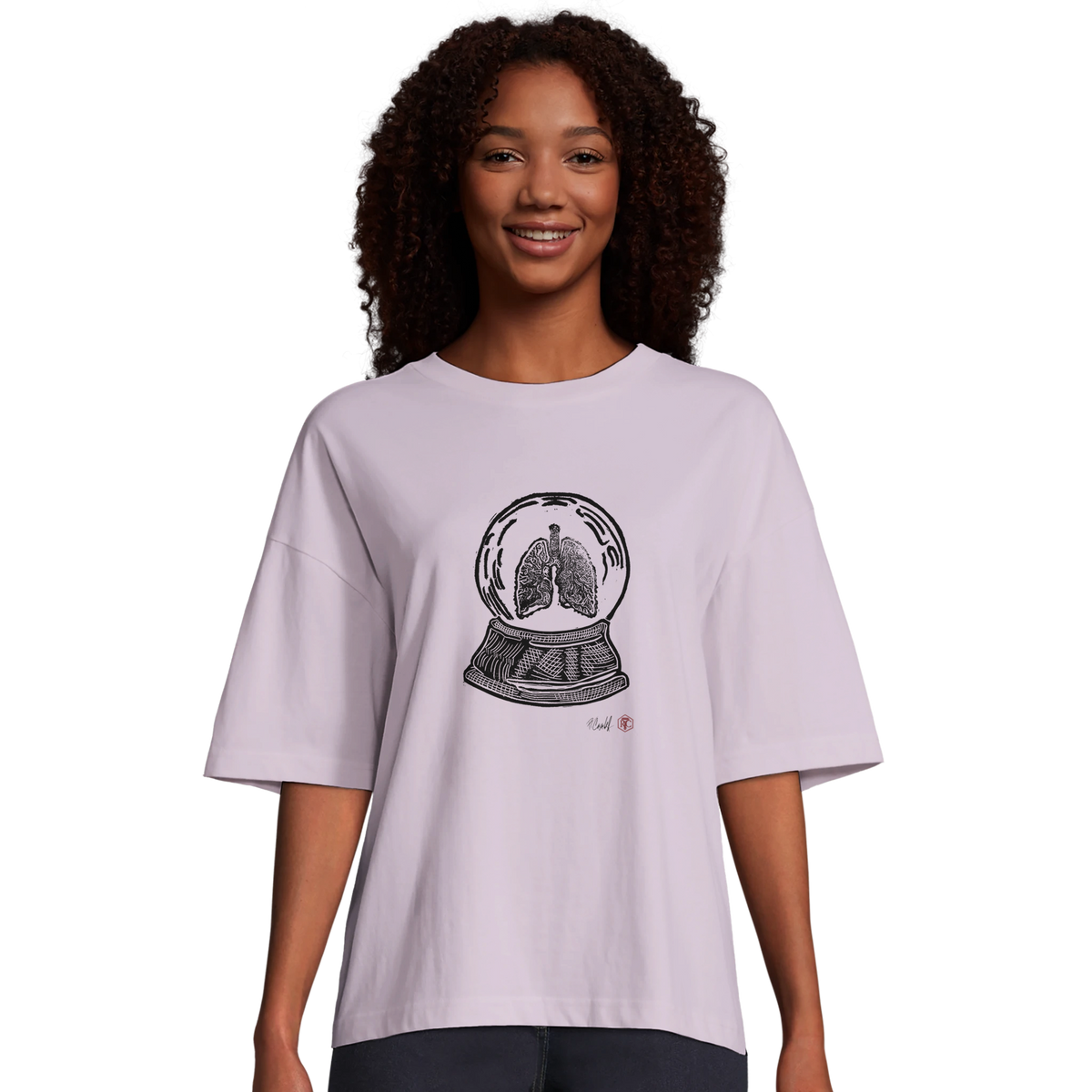 Model wearing T-shirt “Snow Globe Lungs”, lilac, women’s cut – front view
